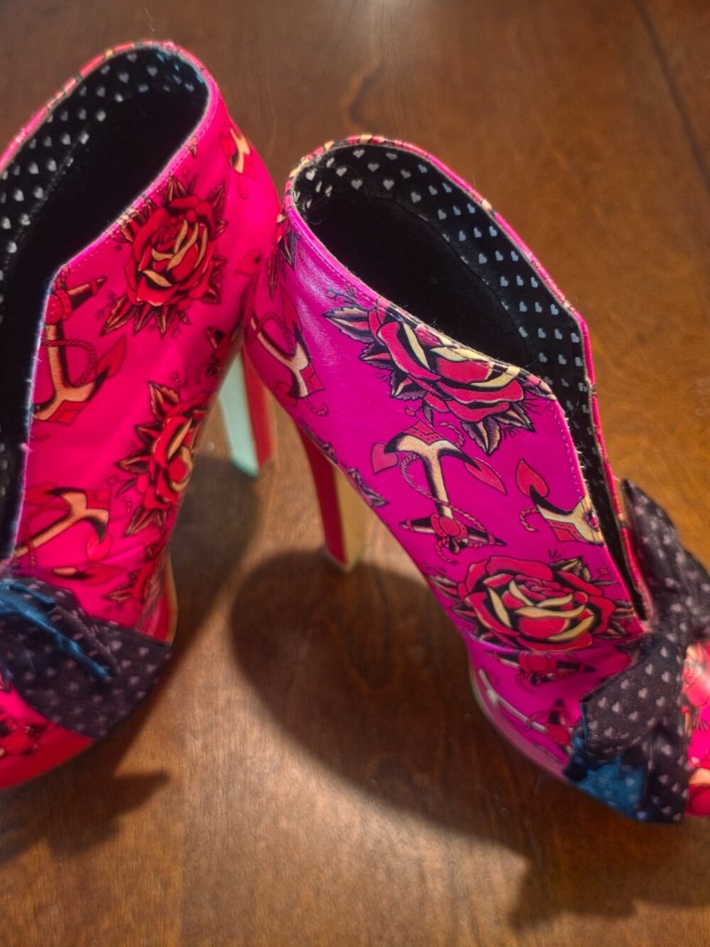 Iron Fist Pink Rose Bow Heels — Heart Bow Front — Rare Print — Size 9